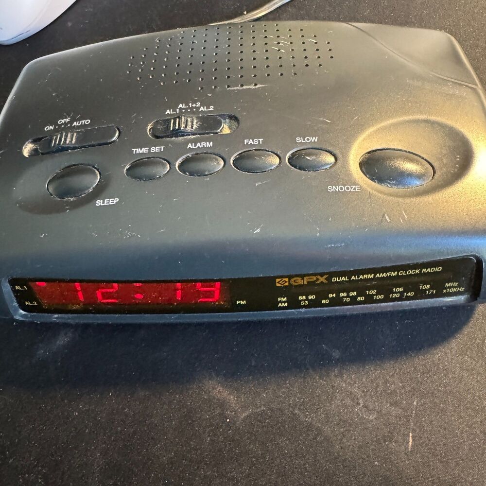 GPX Dual Alarm AM/FM Clock Radio, model number D604D